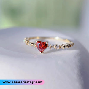 Anillo Dorado con Corazón de Cristal Rojo [AN1085]