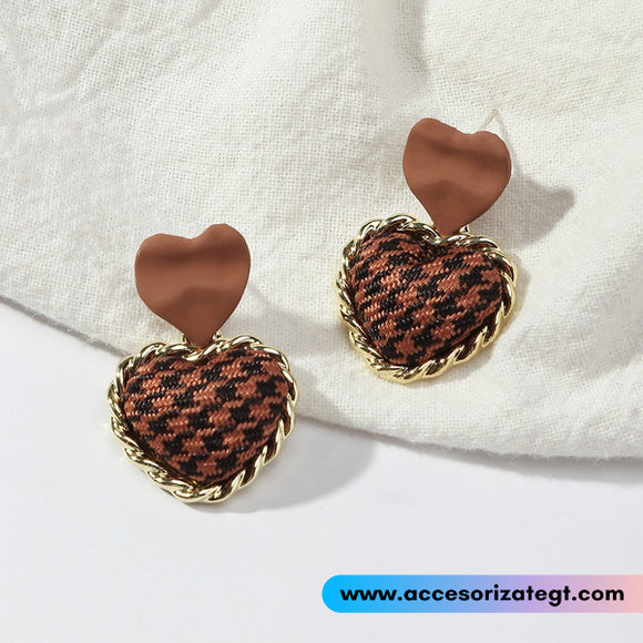 Aretes de Doble Corazón en Color Café [AR1254]