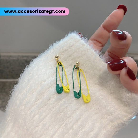 Aretes de Ganchos de Ropa, Verde y Amarillo [AR1290]